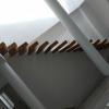 Fabricación y montaje de escalera suspendida en iroco