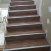 Montaje de escalera con suelo vinilico y acabados con perfileria