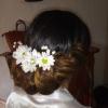 Peinado vintage de novia con tocado de flores naturales