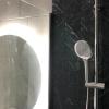 {Reforma baño, Madrid 2020}  Baño bicolor, blanco y negro. Estilazo, art decó, y muy funcional, en poco espacio.