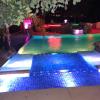 piscina playa con amacas iluminacion