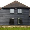 Casa de madera pintada negra