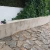 Sola de piedra en jardín y muro de retención de tierras