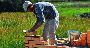 ¿Cuánto cuesta un albañil por hora? Precios en 2025