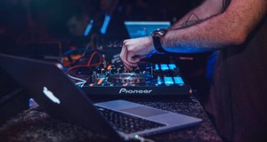 ¿Cuánto cuesta un DJ para fiestas y bodas? Precios en 2025