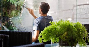 ¿Cuánto cuesta la limpieza de cristales a domicilio? Precios 2025