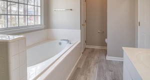 ¿Cuánto cuesta reformar un baño sin obras? Precios 2025