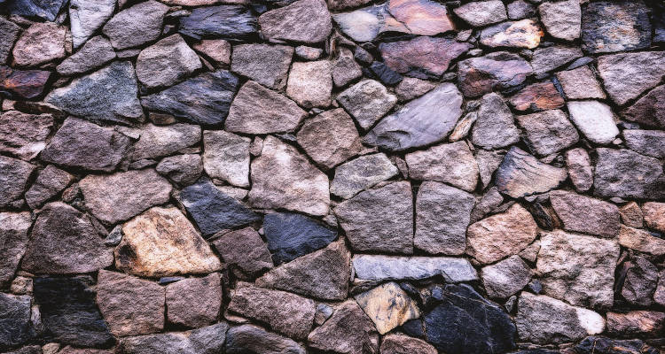 Muro de contenção com pedra rachão em Guararema/São Paulo. 