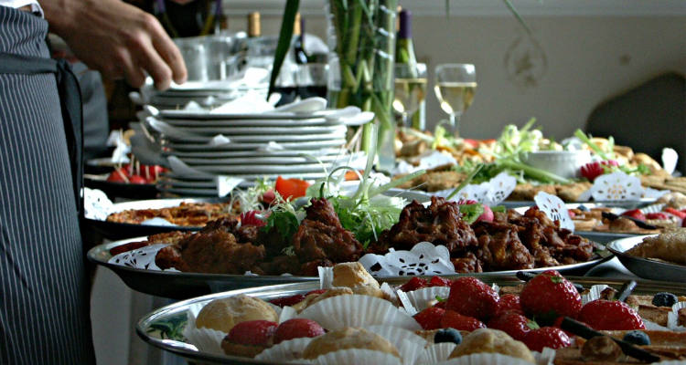 ¿Cuánto cuesta contratar un servicio de catering para comunión?