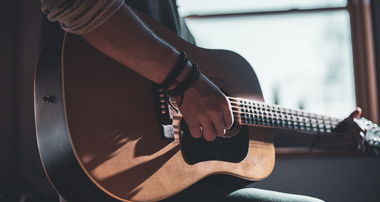 Precio de una clase de guitarra clásica