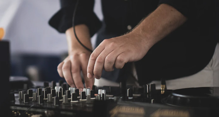 Cómo elegir un buen DJ para bodas: triunfa con la mejor música en tu boda