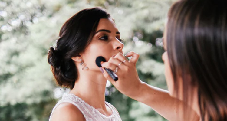 Cómo elegir un buen maquillador para boda