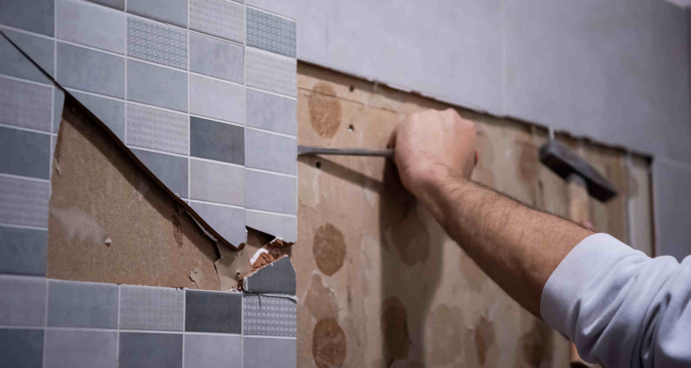 Cómo quitar los azulejos del baño en 3 sencillos pasos