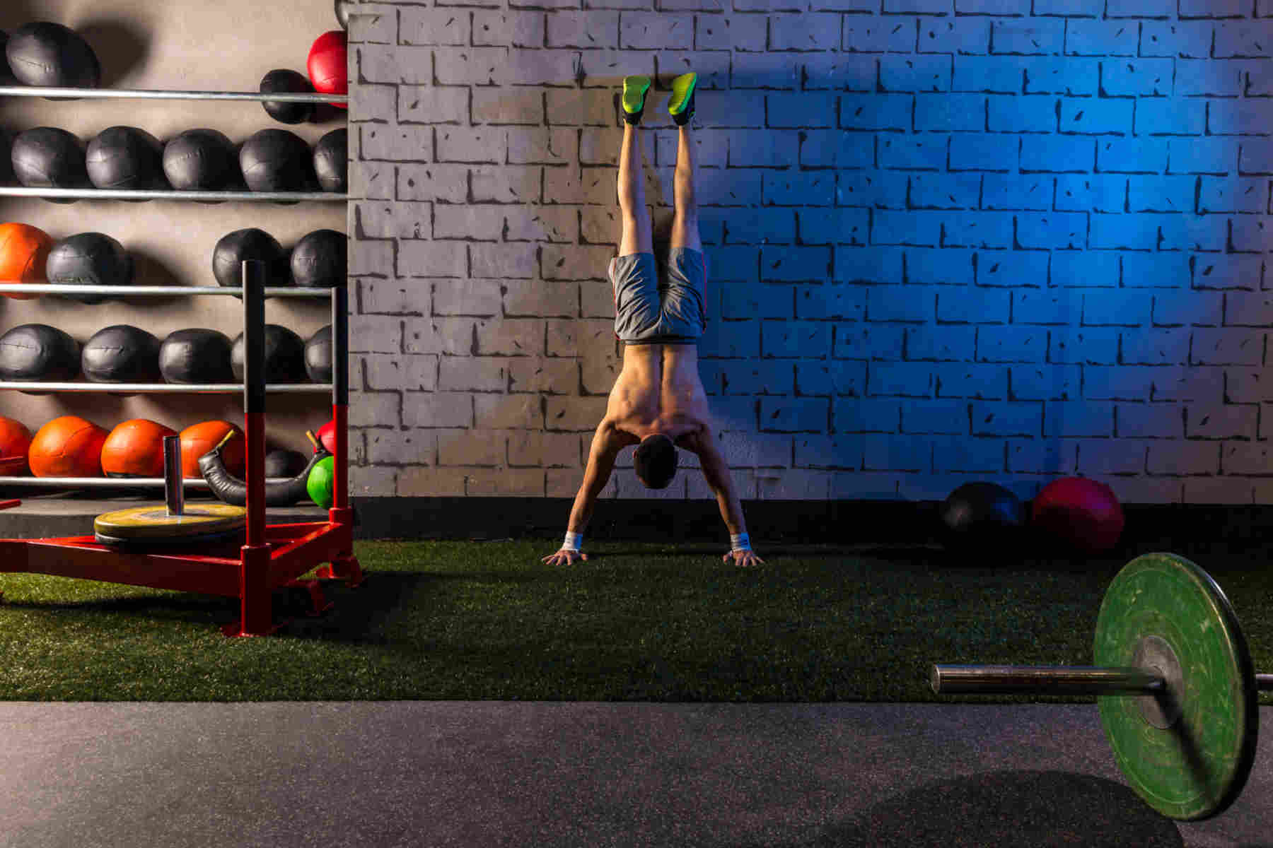 Cómo hacer handstand push up