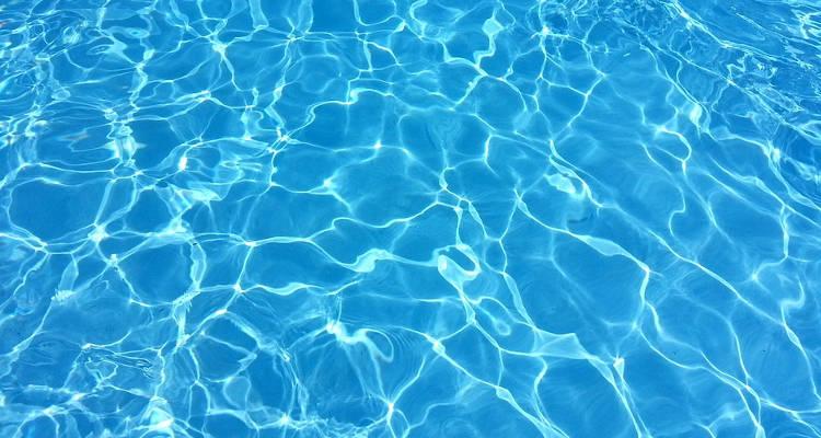 ¿Qué es mejor: piscinas de agua salada o de cloro?