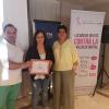 Entrega diploma socia de honor. Docente en curso de violencia digital a victoria romero vieira. Psicóloga en vigo