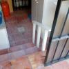 tres escalones donde habia dos. y barandilla de madera