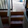 tres escalones donde habia dos. y barandilla de madera