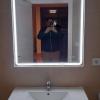 Espejo de baño colocado con su nuevo punto de luz.
