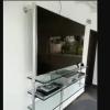 Mueble TV aéreo en aluminio y cristal