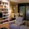 Salon reformado y librería en una vivienda en Calle Moratines Madrid