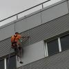 TRABAJOS VERTICALES EN FACHADA DE CHAPA MINIONDA EN PARLA (MADRID)