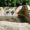 Construcción de estanque con piedra natural y cascada.