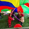 Juegos cooperativos con paracaidas de colores gigante