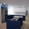 Cocina con uñero acabado en azul y muebles altos en blanco