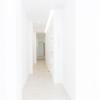Pasillo con luz inderecta, suelo laminado