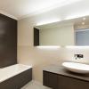 Baño con espejo y luz de leds