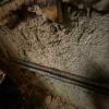 Fuga de agua en tubo que pasa por debajo de bañera