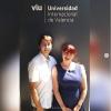 Ante la sede de la VIU con mi marido, Daniel, en Valencia.