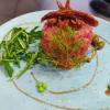 Tartare de atún con tomates secos, alcaparrones y rúcula 