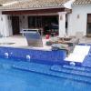 piscina con playa y amacas