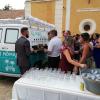 En la plaza de la iglesia de Corvera en una boda