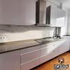 Cocina blanco brillo con bancada en silestone gris