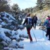 Marcha nórdica en la playa con paisaje invernal