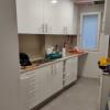 Reposición de puertas de cocina y encimera de madera en roble