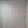 Puertas correderas de armario empotrado lacadas color blanco y grabado al gusto del cliente