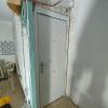 Puerta blindada en dos colores, lacado blanco y sapely por fuera