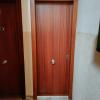 Puerta blindada en dos colores, sapely fuer y dentro blanco lacado