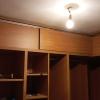 Esquina de vestidor con puertas correderas cerradas