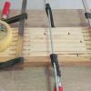 Elementos de madera para sujeción de estantes a pared con galletas.