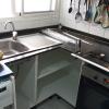 Instalación de esquineros bajo a medida bajo encimera reparada