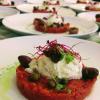 tartar de tomate, con espuma de queso , olivas de calamata y anchoas