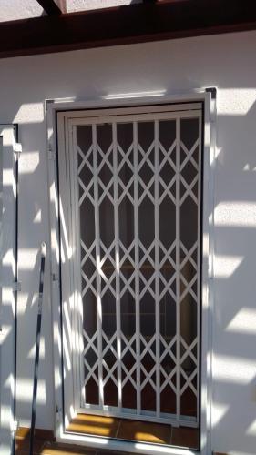 Ventanas aluminio Sitges - Carpintería de aluminio de ventanas y puertas  inteligentes