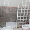 Baño terminado con muro de pavés 