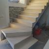 escalera de concreto revestida con madera