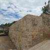 Construcció d'un nou mur de contenció de 24m de llarg amb pedra d'escullera de grans dimensions a Els Omellons. Les Garrigues
